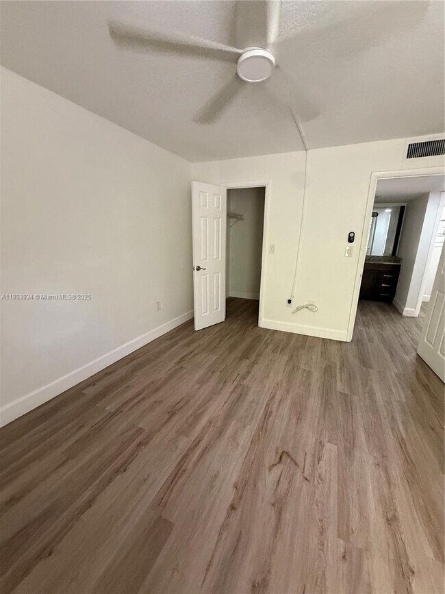 Building Photo - 8860 Fontainebleau Blvd