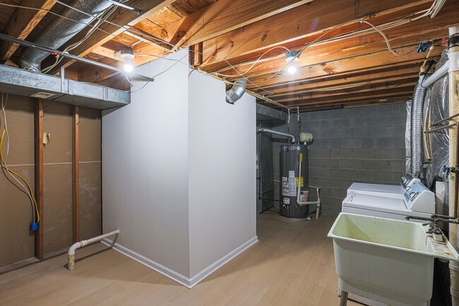 Building Photo - JUST RENOVATED Huge 3 bedroom 3 bathroom t...