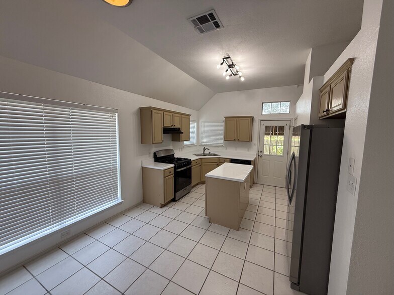Building Photo - 1608 Parkwood Dr