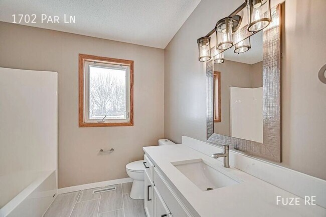 Building Photo - 1702 Par Ln