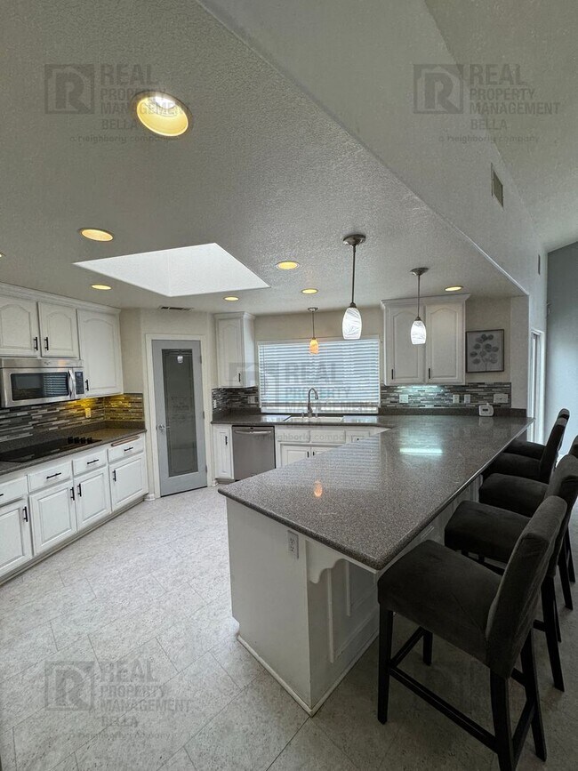 Building Photo - $750 MOVE-IN SPECIAL DISCOUNT AVAILABLE! Luxury Living Awaits: Stunning 4-Bedroom Cul-de-Sac Retr...