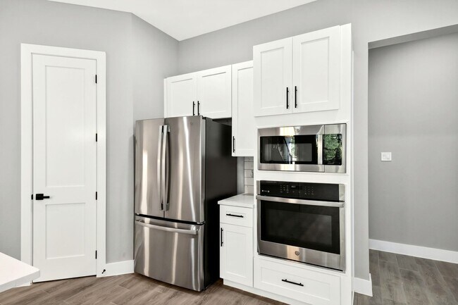 Building Photo - 4517 Larch Ln