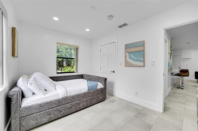 Building Photo - 400 NE 26th Dr