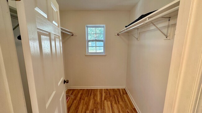 Building Photo - 413 Trist Pl