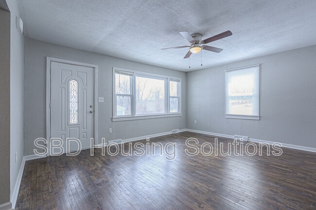 Building Photo - 312 N Ash Ave