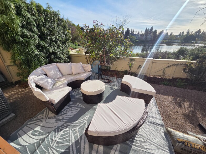 Building Photo - 740 Edgewater Dr