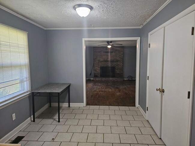 Building Photo - New Listing