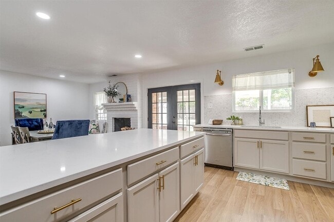 Building Photo - 1701 Larkspur Dr