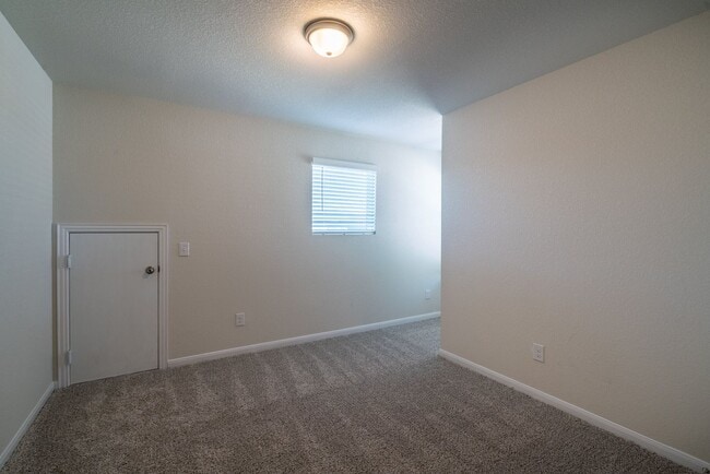 Building Photo - 612 LT Rusty Dr