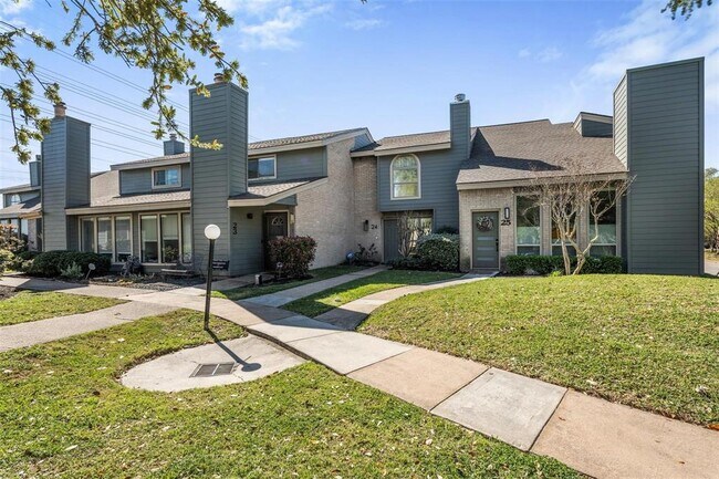 Primary Photo - 10811 Greenwillow Dr