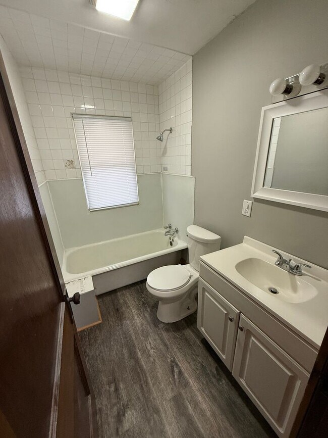 Building Photo - 3B / 1B home with over 1200 square feet!