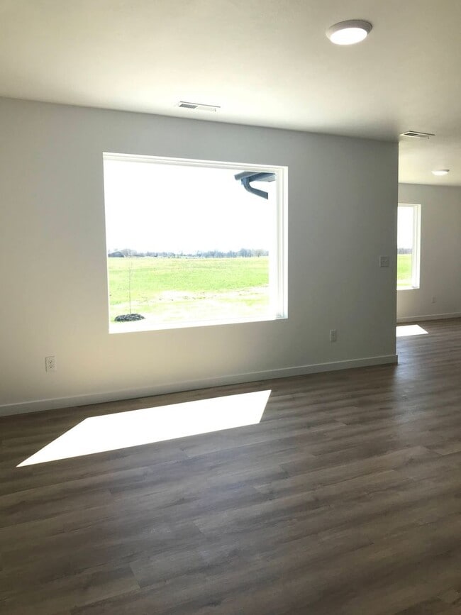 Building Photo - Executive Rental -  4 Bedroom 3 Baths