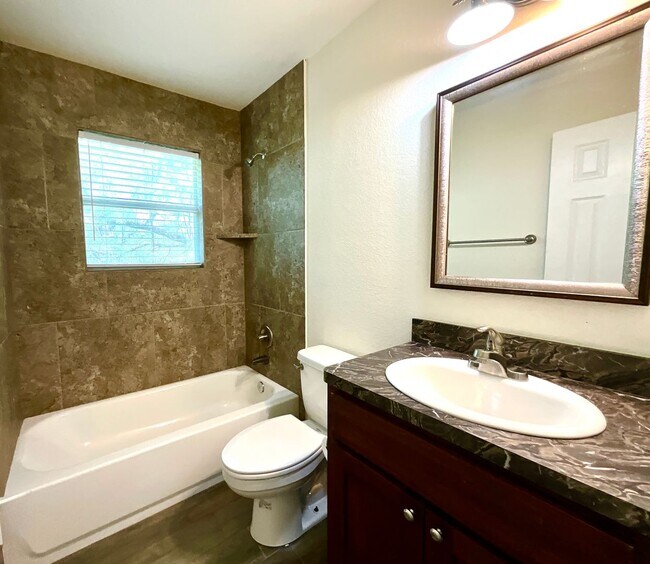 Building Photo - AVAILABLE NOW!!! Lake Life Meets Modern Comfort in Kingsland!