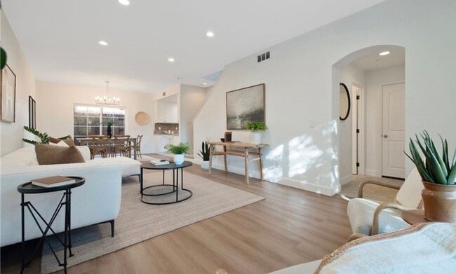 Building Photo - Spacious and Stylish 3 bedroom, 2.5  bath ...