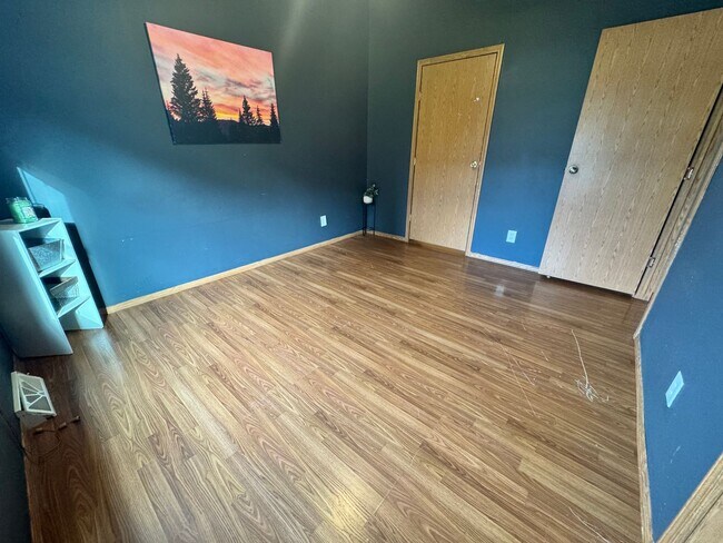 Building Photo - 215 Greenbush Dr