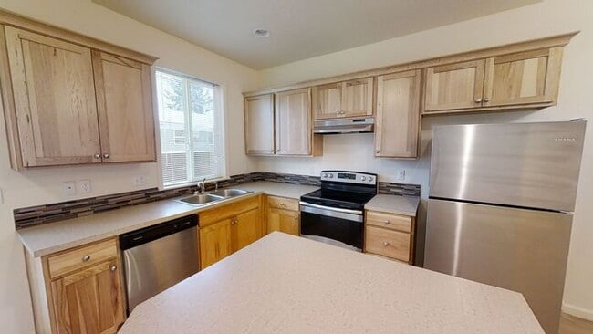 Building Photo - Now Showing- Charming 3-Bedroom Townhome in Lively Lents Neighborhood - Your New Home Awaits!