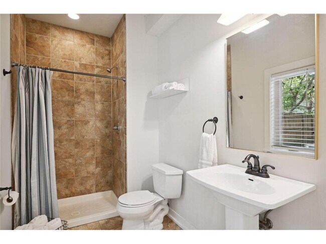 Building Photo - 1086 11th Ave SE