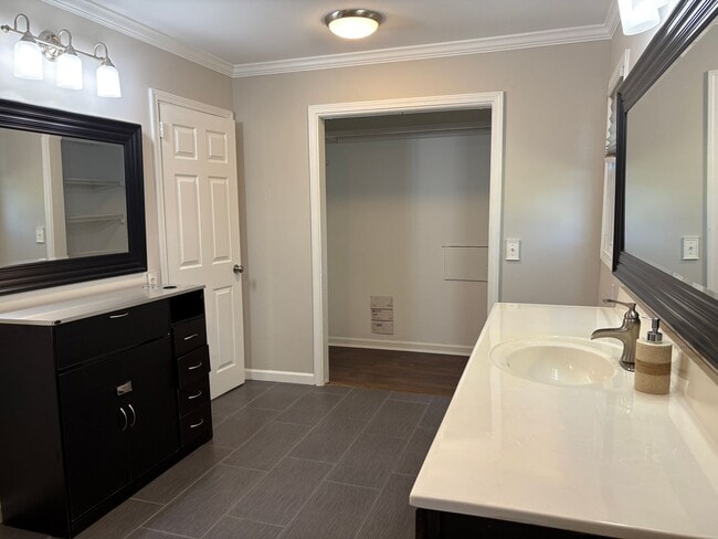 Building Photo - 3 Bedroom, 3 Bathroom House in Winston-Salem!