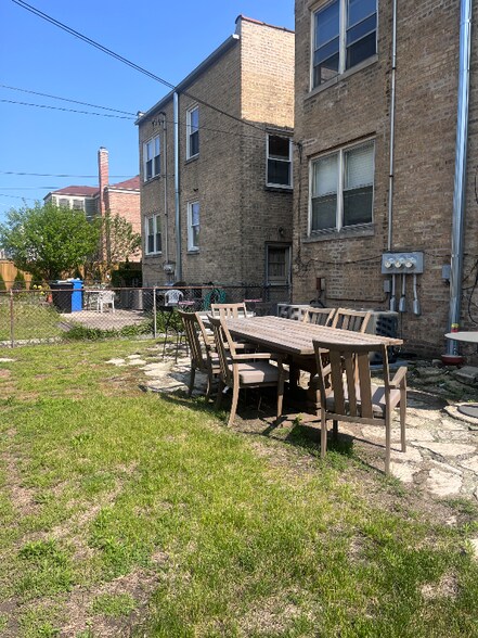 Building Photo - 2854 W Farragut Ave