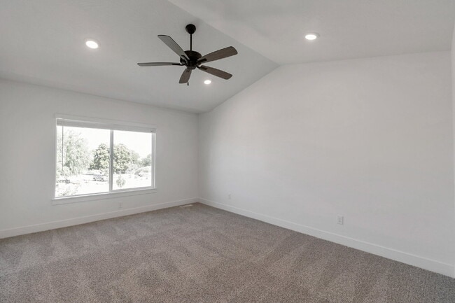 Building Photo - 2 Wks FREE | Modern 3-Bedroom, 2.5-Bathroom Townhome Near Highway 6 and I-15 - END UNIT