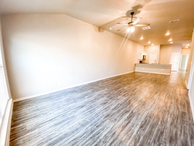 Building Photo - Adorable, 3/2/1 duplex in North Lubbock!