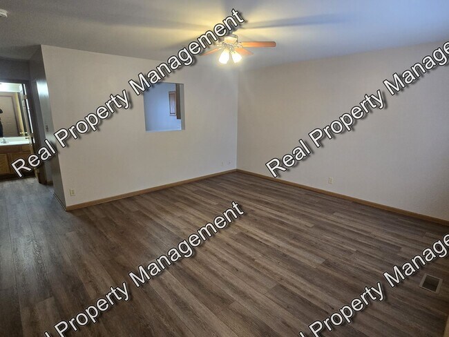 Building Photo - Updated 3 Bedroom Townhome