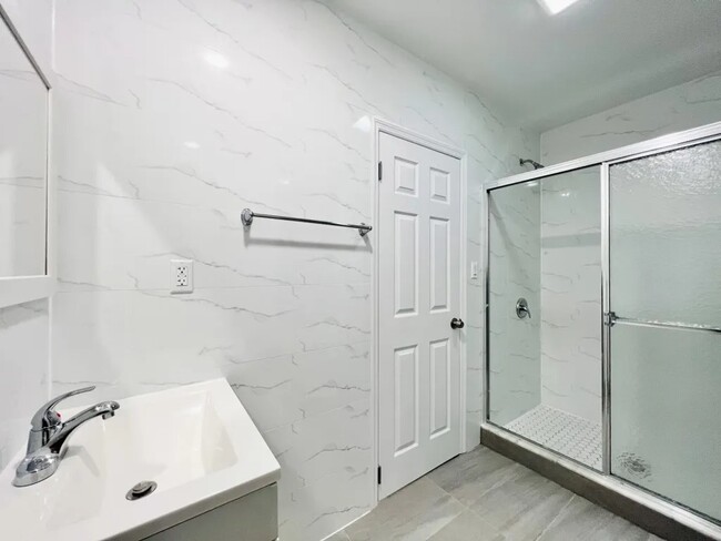 Building Photo - Private Bedroom in a 4 bedroom / 2 bathroo...