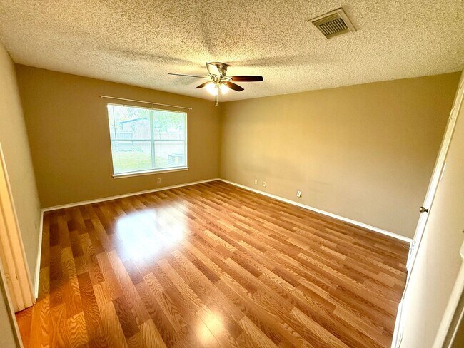 Building Photo - AVAILABLE NOW! 3 Bedroom 2 Bath Home Ready...