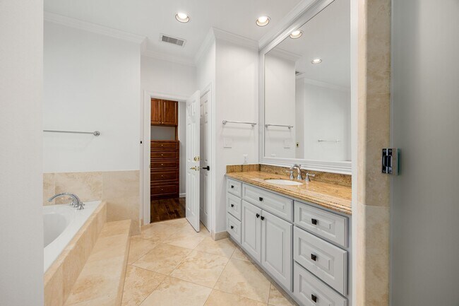 Building Photo - 111 N Wynden Estates Ct