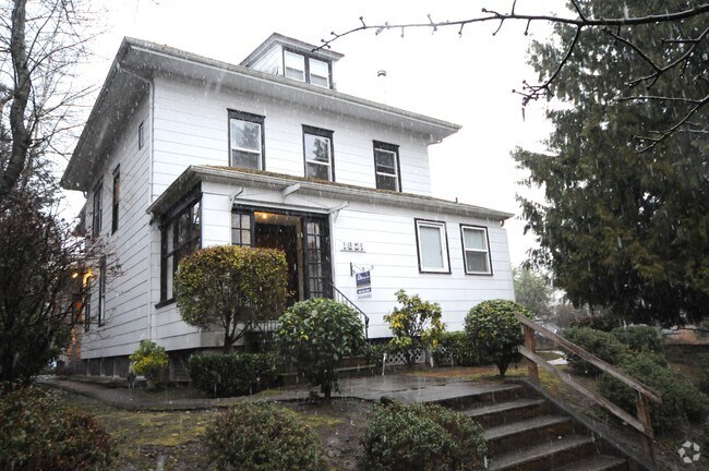 Building Photo - 1821 17th Ave E