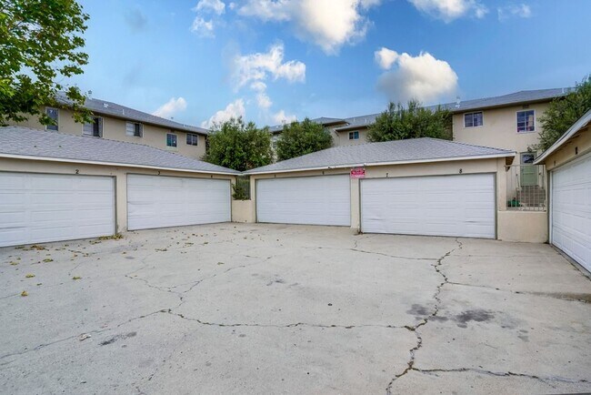 Building Photo - 4319 Santo Tomas Dr