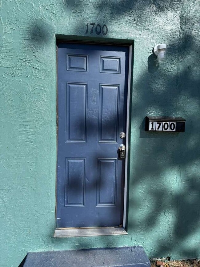 Building Photo - 2/1 St Pete Move In Ready | Apply for FREE This Holiday Season!