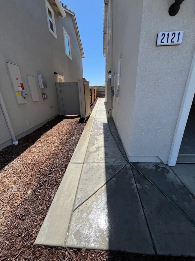 Building Photo - BRAND NEW 4 BEDROOM, 2.5 BATHS, 2 CAR GARA...