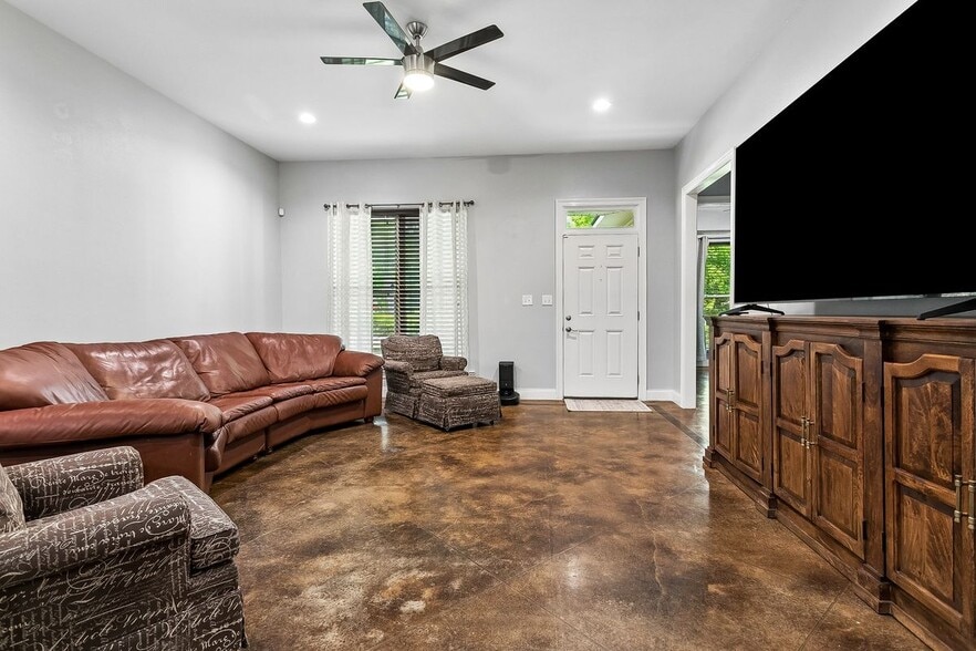 Building Photo - 1605 Labarre St