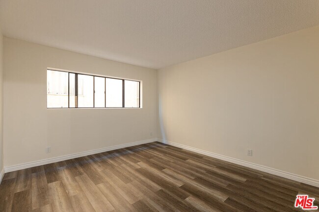 Building Photo - 1033 6th St