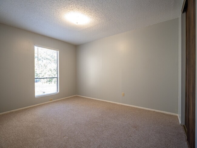 Building Photo - 1209 Hi Stirrup