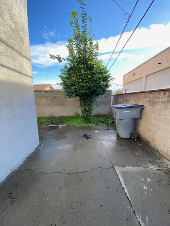 Building Photo - Hedges Ave