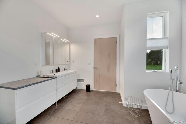 Building Photo - 420 Old Farm Rd