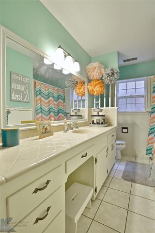 Building Photo - 2132 Sylvan Dr