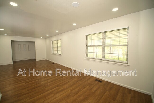 Building Photo - 5105 S Kingston Ave