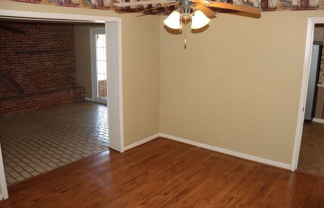 Building Photo - Charming family home in nice neighborhood