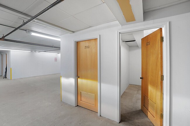 Building Photo - Spacious 2-Bedroom, 2-Bath Condominium in ...