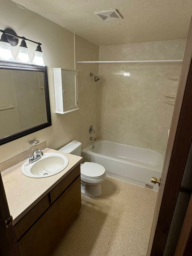 Building Photo - 2 Bedroom in Junction City