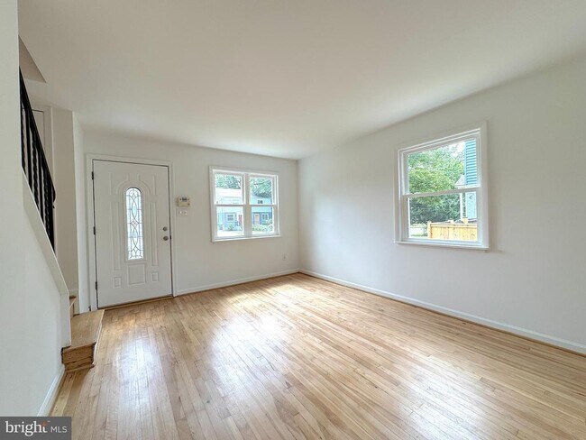 Building Photo - 5700 Fenwick Dr