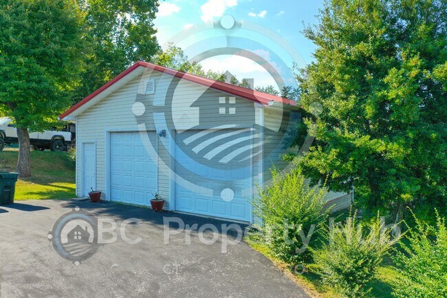 Building Photo - 305 E 3rd St