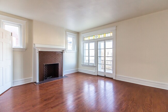 Building Photo - Rehabbed 2-bedroom apartment in the heart ...