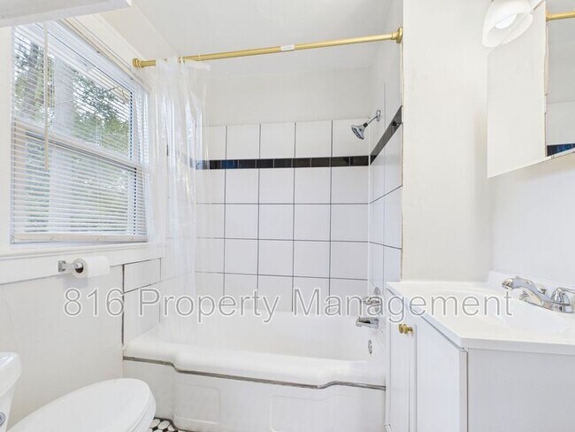 Building Photo - 111 W 78th St
