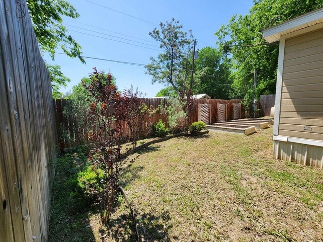 Building Photo - 922 Ashwood Dr