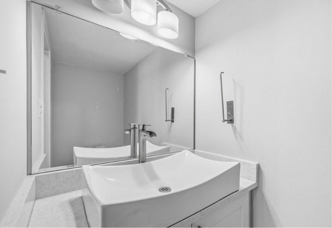 Building Photo - Modern 2BR/2.5BA Two-Level Condo in The Fountains