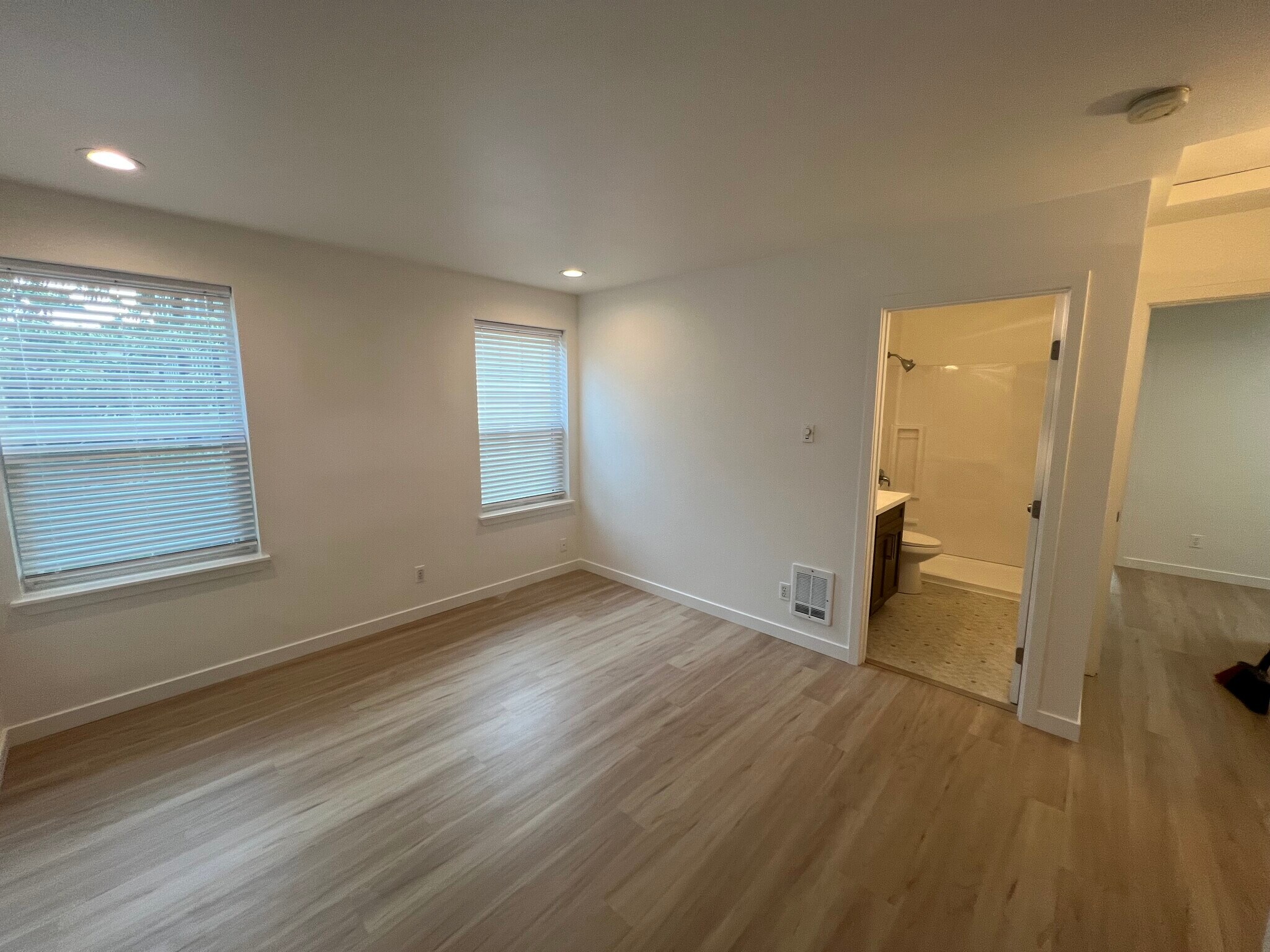 Building Photo - 5621 Fauntleroy Way SW